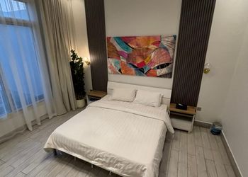 استراحة بألعاب أطفال ومسطح اخضر