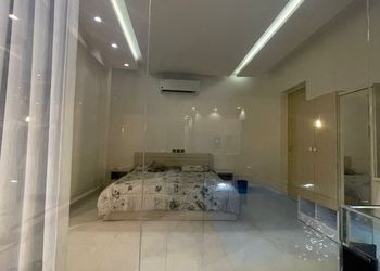 شاليه بجلسة تطل على مسبح خارجي 