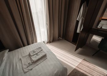 شقة بتصميم مميز بجلسة خارجية