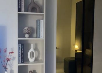 شقة بدخول ذاتي وصالة أنيقة 