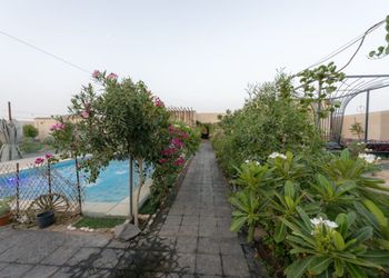 شاليه بمسطح اخضر و مسبح