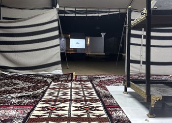 مخيم ببيت شعر وأجواء ممتعة
