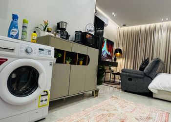 استديو بأثاث مريح وبسيط 