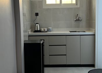 استديو بأثاث مريح وبسيط