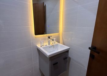 استديو بأثاث مريح وبسيط 
