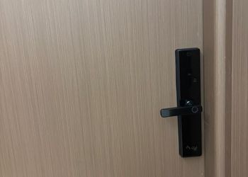 شقة بغرفة معيشة وغرفتين نوم 