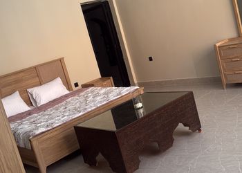 شاليه بمسطح اخضر وجلسة خارجية 
