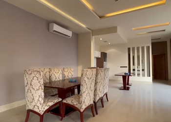 شاليه بمسطح اخضر ومسبح 