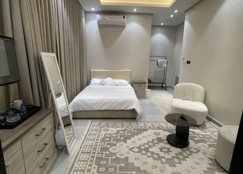 استديو بسرير ماستر وجلسة جانبية 