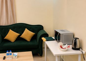 استديو بأثاث مريح وبسيط 