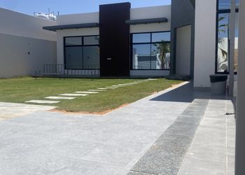 شاليه بمسطح اخضر وجلسة خارجية 