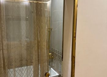 شاليه بصالة مطلة على المسبح 