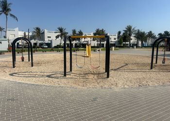 شقة بصالة وثلاث غرف نوم