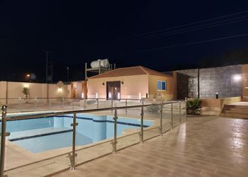 مزرعة بمسطح اخضر و مسبح