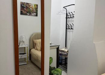 استديو بسرير مفرد وأثاث مريح 