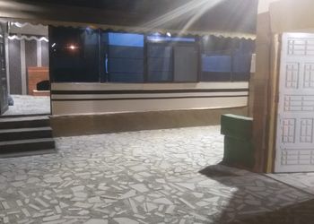 استراحة بمجلس وفناء خارجي 