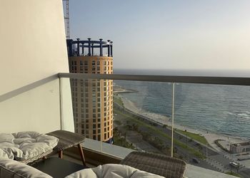 شقة بصالة مطلة على البحر 