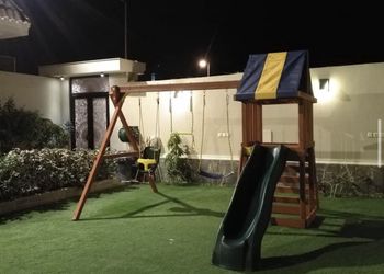 شاليه بجلسة خارجية ومسطح اخضر