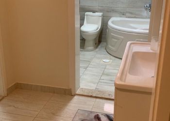شقة بغرفتين نوم وصالة ومجالس