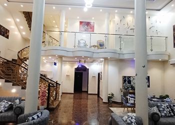 شاليه عائلي انيق بجلسة خارجية