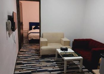 استديو بسريرين فردية وبأثاث بسيط 