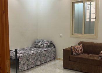 شقة بصالة وثلاث غرف نوم