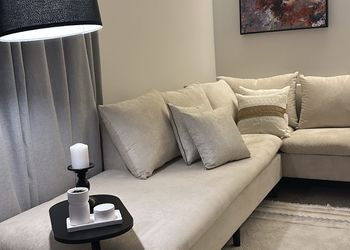 استديو بأثاث مريح وبسيط 