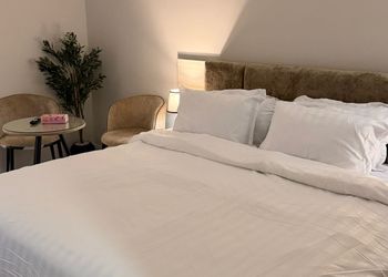 استديو بأثاث مريح وبسيط 