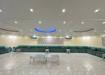 شاليه بملعب كرة طائرة ومسبح.