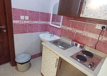 استديو بأسرة مفردة وأثاث مريح