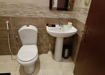 استديو بأثاث بسيط ومريح 