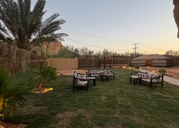 مزرعة محاطة بالجبال