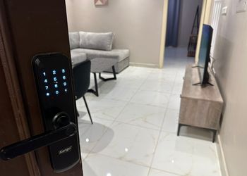 شقة بصالة مريحة وغرفتين نوم 