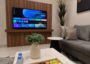 شقة بصالة انيقة ودخول ذاتي