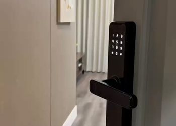 شقة بصالة أنيقة ودخول ذاتي 