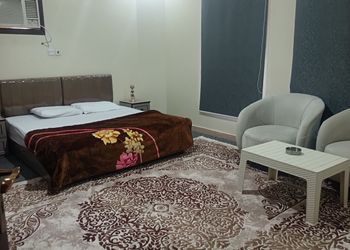 استديو بسرير ماستر وجلسة جانبية 