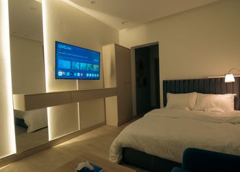 استديو بأثاث مريح وبسيط 