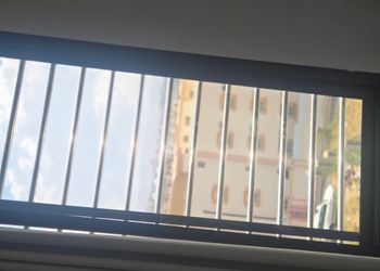 شقة بصالة وثلاث غرف نوم 