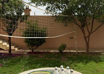 شاليه بمسطح اخضر ومسبح 