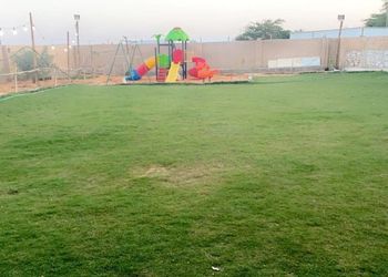 مخيم بألعاب اطفال وخيمة