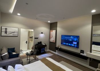 استديو بأثاث مريح وبسيط 