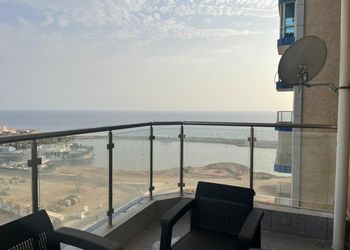 شقة بصالة انيقة وثلاث غرف نوم