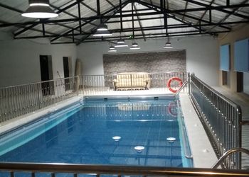 شاليه بمسبح داخلي وجلسة خارجية