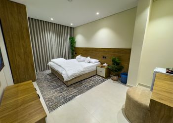 استديو بأثاث مريح وبسيط 