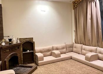 استراحة بمجالس واسعة وأثاث مريح 