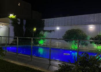 شاليه بصالة انيقة ومسبح خارجي