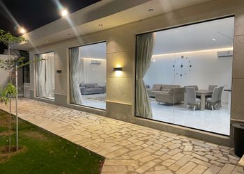 شاليه بمجلس مطل على المسبح 