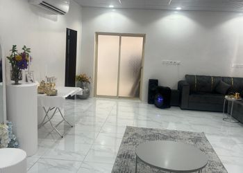استراحة بمجلس وفناء خارجي 