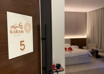 استديو بأثاث مريح وبسيط 