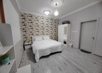 شقة بثلاث غرف نوم وجلسات خارجيه